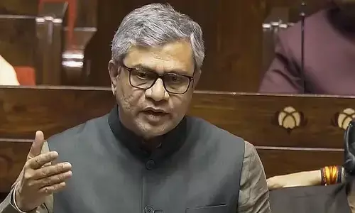 Railways Bill: రైల్వే సవరణ బిల్లుకు లోక్ సభ ఆమోదం.. ప్రయివేటీకరణ జరగబోదన్న ప్రభుత్వం