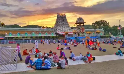 Tirumala Updates: తిరుమలలో పెరిగిన భక్తుల రద్దీ.. శ్రీవారి దర్శనానికి 6 గంటల సమయం