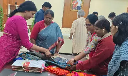 TG Secretariat: చీరలు సెలక్ట్ చేసిన మంత్రి సీతక్క.. పంపిణీపై క్లారిటీ
