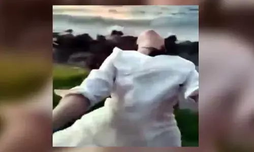 Viral Video : సెల్ఫీ కోసం విన్యాసాలు.. రైల్లోంచి పడిపోయిన యువతి