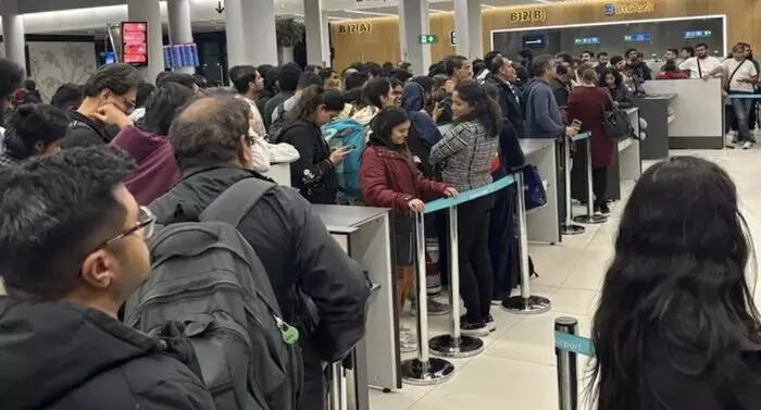 IndiGo Flights: ఇండిగో విమానాలు రద్దు.. ఎయిర్ పోర్టులోనే చిక్కుకుపోయిన 400 మంది ప్రయాణికులు IndiGo Flights: ఇండిగో విమానాలు రద్దు.. ఎయిర్ పోర్టులోనే చిక్కుకుపోయిన 400 మంది ప్రయాణికులు