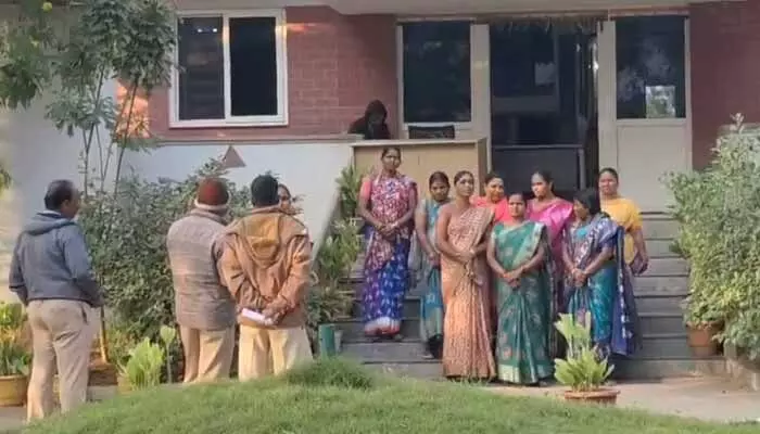Mepma: జీతాలు ఇవ్వడం లేదని ఆవేదన.. మెప్మా ఉద్యోగుల ముందస్తు అరెస్ట్ Mepma: జీతాలు ఇవ్వడం లేదని ఆవేదన.. మెప్మా ఉద్యోగుల ముందస్తు అరెస్ట్
