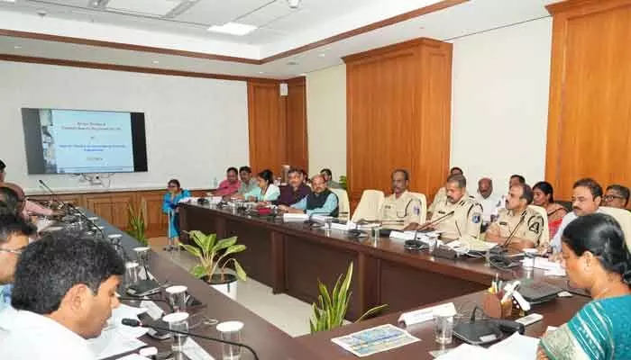 సమీపిస్తోన్న పుష్కరాలు.. అధికారులకు మంత్రి కొండా సురేఖ కీలక ఆదేశాలు సమీపిస్తోన్న పుష్కరాలు.. అధికారులకు మంత్రి కొండా సురేఖ కీలక ఆదేశాలు