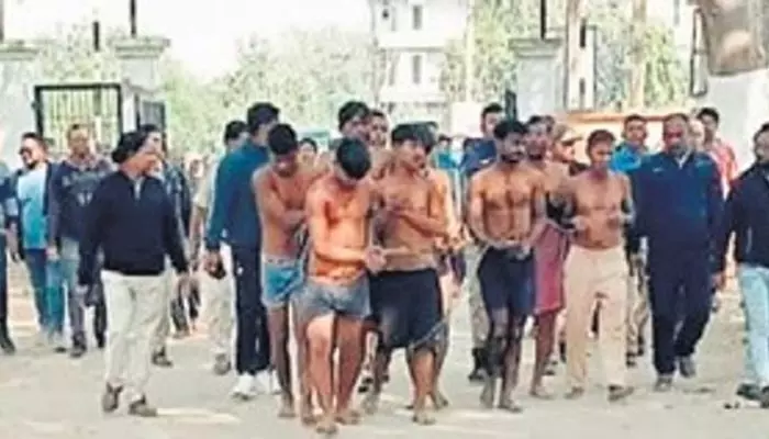 Naked Parade : పోలీసులు చూస్తుండగానే.. అర్ధనగ్నంగా 8 మంది కార్మికుల ఊరేగింపు Naked Parade : పోలీసులు చూస్తుండగానే.. అర్ధనగ్నంగా 8 మంది కార్మికుల ఊరేగింపు