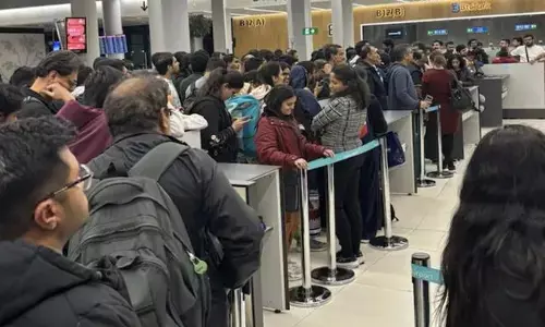IndiGo Flights: ఇండిగో విమానాలు రద్దు.. ఎయిర్ పోర్టులోనే చిక్కుకుపోయిన 400 మంది ప్రయాణికులు