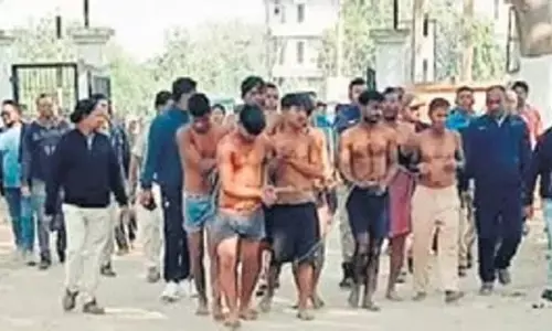 Naked Parade : పోలీసులు చూస్తుండగానే.. అర్ధనగ్నంగా 8 మంది కార్మికుల ఊరేగింపు