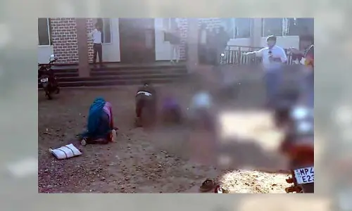 Farmer Family Protest : మోకాళ్ళపై నడిచి రైతు కుటుంబం నిరసన