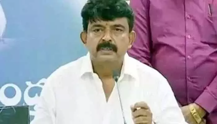 AP News:అజ్ఞాతంలోకి మాజీ మంత్రి కుటుంబం.. కారణం ఇదే? AP News:అజ్ఞాతంలోకి మాజీ మంత్రి కుటుంబం.. కారణం ఇదే?