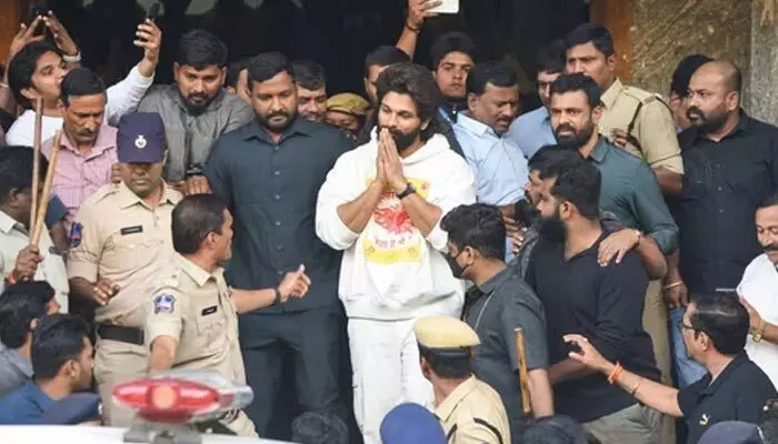 Allu Arjun: ఓ వైపు అవమానం .. ఇంకోవైపు సన్మానం.. ఐకాన్ స్టార్ కు నష్టమా? లాభమా? Allu Arjun: ఓ వైపు అవమానం .. ఇంకోవైపు సన్మానం.. ఐకాన్ స్టార్ కు నష్టమా? లాభమా?