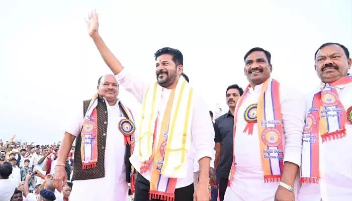 CM Revanth Reddy: మీవాళ్లను మీరే ఓడగొట్టుకోకండి.. కురుమలకు సీఎం సూచన CM Revanth Reddy: మీవాళ్లను మీరే ఓడగొట్టుకోకండి.. కురుమలకు సీఎం సూచన