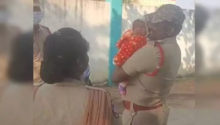 Group-2: కాఠిన్యమే కాదు కారుణ్యం కూడా తెలుసు..! చంటిబిడ్డను లాలించిన పోలీసులు Group-2: కాఠిన్యమే కాదు కారుణ్యం కూడా తెలుసు..! చంటిబిడ్డను లాలించిన పోలీసులు
