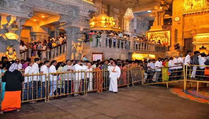 Yadagirigutta: యాదగిరిగుట్టలో భక్తుల రద్దీ Yadagirigutta: యాదగిరిగుట్టలో భక్తుల రద్దీ