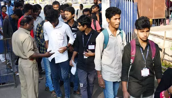 TGPSC: గ్రూప్-2 పరీక్షకు సగం మంది అభ్యర్థులే హాజరు TGPSC: గ్రూప్-2 పరీక్షకు సగం మంది అభ్యర్థులే హాజరు