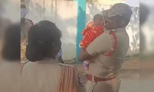 Group-2: కాఠిన్యమే కాదు కారుణ్యం కూడా తెలుసు..! చంటిబిడ్డను లాలించిన పోలీసులు