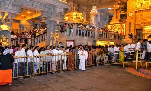 Yadagirigutta: యాదగిరిగుట్టలో భక్తుల రద్దీ