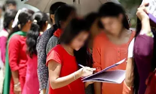 Group-2 Exam: సెల్‌ఫోన్‌ తీసుకెళ్లి ఎగ్జామ్ రాసిన గ్రూపు-2 అభ్యర్థి