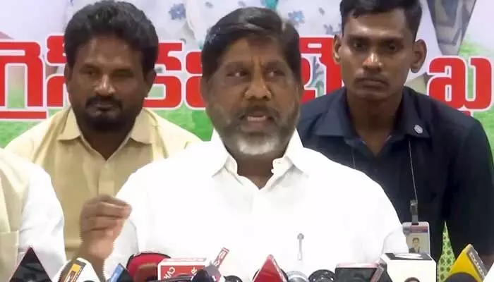Deputy CM Bhatti: భూమి లేని నిరుపేద రైతులకు భారీ గుడ్ న్యూస్.. డిప్యూటీ సీఎం కీలక ప్రకటన Deputy CM Bhatti: భూమి లేని నిరుపేద రైతులకు భారీ గుడ్ న్యూస్.. డిప్యూటీ సీఎం కీలక ప్రకటన