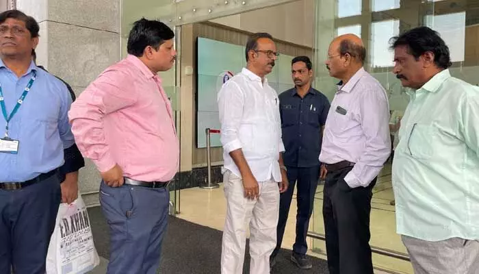 సంధ్య థియేటర్ బాధితుడికి బూర పరామర్శ సంధ్య థియేటర్ బాధితుడికి బూర పరామర్శ