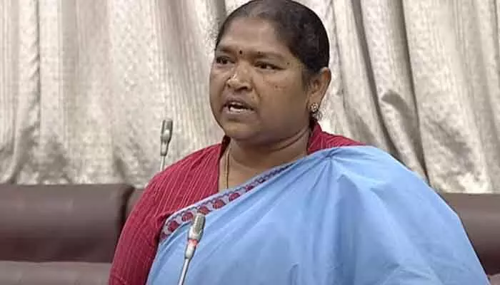 Minister Seethakka : బీఆర్ఎస్ నిర్వాకంతో రూ. 5197 కోట్లు ఫీజు బకాయిలు : మంత్రి సీతక్క Minister Seethakka : బీఆర్ఎస్ నిర్వాకంతో రూ. 5197 కోట్లు ఫీజు బకాయిలు : మంత్రి సీతక్క