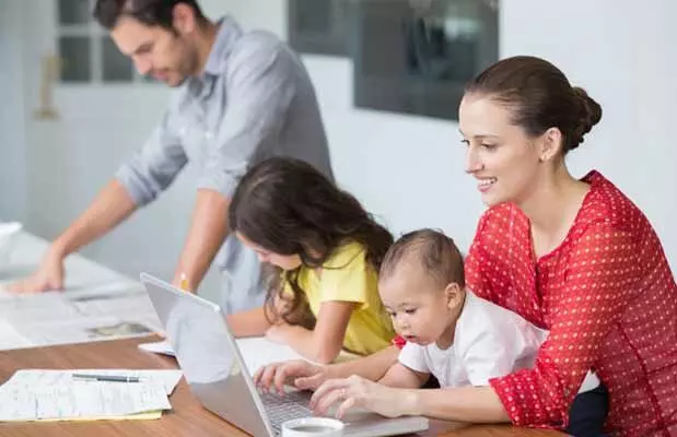 Parenting : పిల్లల్ని పెంచడం ఎలా ..? సోషల్ మీడియాపై డిపెండ్ అవుతన్న యంగ్ పేరెంట్స్ Parenting : పిల్లల్ని పెంచడం ఎలా ..? సోషల్ మీడియాపై డిపెండ్ అవుతన్న యంగ్ పేరెంట్స్