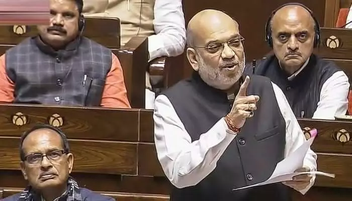 Amit Shah : కాంగ్రెస్ నేతల చేతుల్లో ఖాళీ రాజ్యాంగం.. అమిత్షా ఫైర్ Amit Shah : కాంగ్రెస్ నేతల చేతుల్లో ఖాళీ రాజ్యాంగం.. అమిత్షా ఫైర్