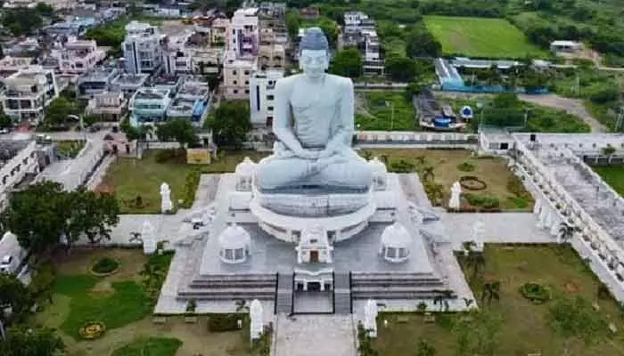 రాజధాని భూముల్లో స్కామ్: మాజీ మంత్రి సంచలన వ్యాఖ్యలు రాజధాని భూముల్లో స్కామ్: మాజీ మంత్రి సంచలన వ్యాఖ్యలు