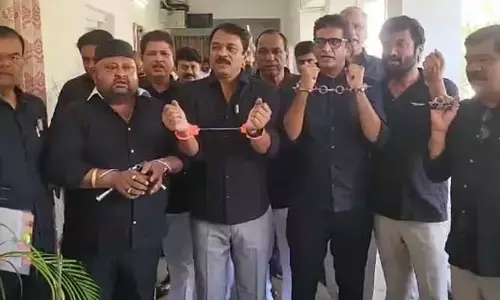 BRS: అసెంబ్లీలో బీఆర్ఎస్ ఎమ్మెల్యేల వినూత్న నిరసన