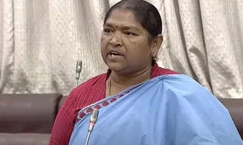 Minister Seethakka : బీఆర్ఎస్ నిర్వాకంతో రూ. 5197 కోట్లు ఫీజు బకాయిలు : మంత్రి సీతక్క