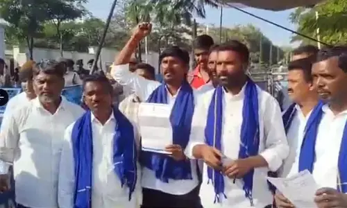 Praja Bhavan: దళిత బంధు నిధులు విడుదల చేయాల్సిందే.. ప్రజా భవన్ ఆందోళన