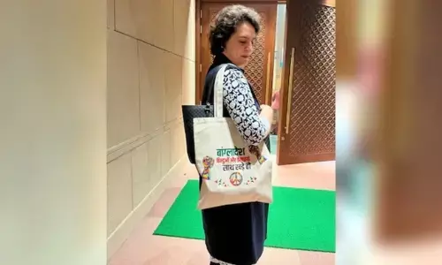 Priyanka Gandhi:  నిన్న పాలస్తీనా.. నేడు బంగ్లాదేశ్.. చర్చనీయాంశంగా ప్రియాంక బ్యాగ్స్