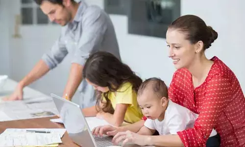 Parenting : పిల్లల్ని పెంచడం ఎలా ..? సోషల్ మీడియాపై డిపెండ్ అవుతన్న యంగ్ పేరెంట్స్