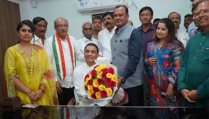 Dil Raju : తెలంగాణ ఫిలిం డెవలప్మెంట్ కార్పొరేషన్ చైర్మన్ గా బాధ్యతలు స్వీకరించిన దిల్ రాజు Dil Raju : తెలంగాణ ఫిలిం డెవలప్మెంట్ కార్పొరేషన్ చైర్మన్ గా బాధ్యతలు స్వీకరించిన దిల్ రాజు