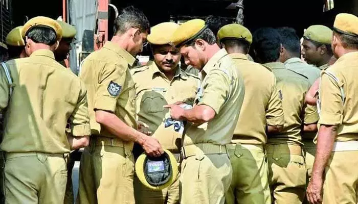 AP News : హోంగార్డ్స్ కు హైకోర్ట్ గుడ్ న్యూస్ AP News : హోంగార్డ్స్ కు హైకోర్ట్ గుడ్ న్యూస్