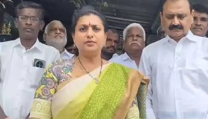 భయం అనేది జగన్ బ్లడ్లోనే లేదు: రోజా ఆసక్తికర వ్యాఖ్యలు భయం అనేది జగన్ బ్లడ్లోనే లేదు: రోజా ఆసక్తికర వ్యాఖ్యలు