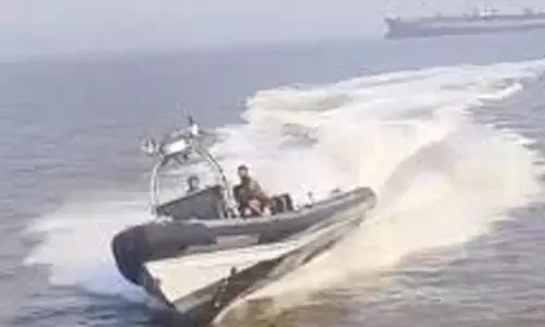 Ferry Accident : సముద్ర తీరంలో విషాదం.. అదుపుతప్పి బోల్తా పడిన పడవ