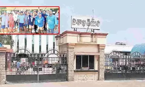 విశాఖ డెయిరీ వద్ద పాడి రైతుల ఆందోళన