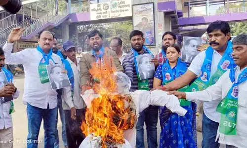 TJS: అమిత్ షా వ్యాఖ్యలపై టీజేఎస్ నిరసన..స్టేట్ ఆఫీస్ వద్ద దిష్టిబొమ్మ దహనం