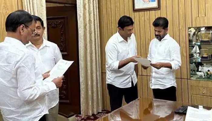 గులాబీ పార్టీలో కలకలం.. సీఎంను కలిసిన ఇద్దరు బీఆర్ఎస్ ఎమ్మెల్యేలు గులాబీ పార్టీలో కలకలం.. సీఎంను కలిసిన ఇద్దరు బీఆర్ఎస్ ఎమ్మెల్యేలు