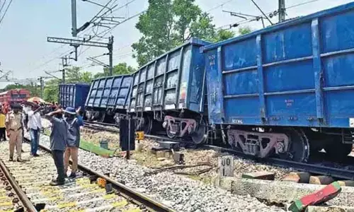 Goods train:అరకు పర్యాటకులకు షాక్.. పట్టాలు తప్పిన రైలు