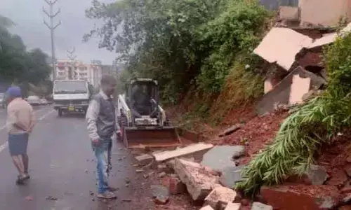 విశాఖ జిల్లాలో జోరు వాన.. కుప్పకూలిన ప్రహరీ గోడ