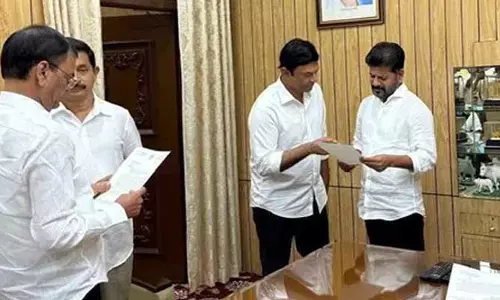 గులాబీ పార్టీలో కలకలం.. సీఎం‌ను కలిసిన ఇద్దరు బీఆర్ఎస్‌ ఎమ్మెల్యేలు