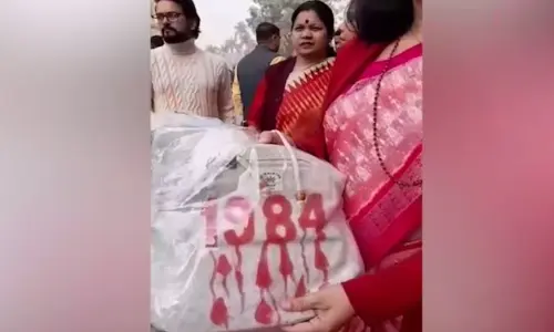 Priyanka Gandhi:  ప్రియాంక గాంధీకి ‘1984’ బ్యాగు అందజేసిన బీజేపీ ఎంపీ అపరాజితా
