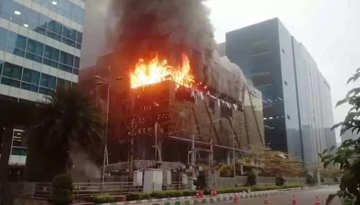 Fire Accident: నగరంలో భారీ అగ్ని ప్రమాదం.. బార్ అండ్ రెస్టారెంట్లో ఎగిసిపడుతోన్న మంటలు Fire Accident: నగరంలో భారీ అగ్ని ప్రమాదం.. బార్ అండ్ రెస్టారెంట్లో ఎగిసిపడుతోన్న మంటలు