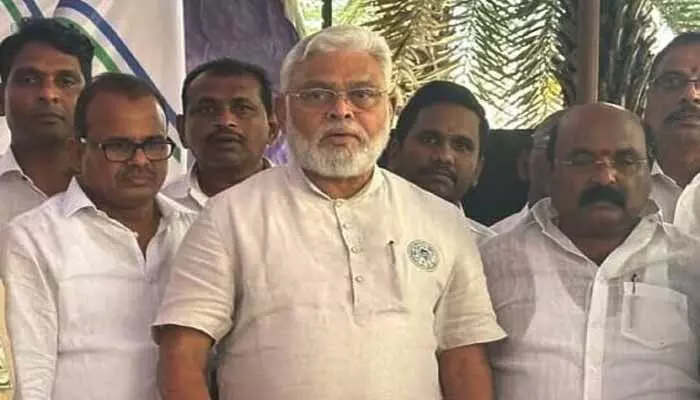 AP:‘పెన్షన్లు 50% తగ్గించాలని చూస్తున్నారు’.. మాజీ మంత్రి సంచలన వ్యాఖ్యలు AP:‘పెన్షన్లు 50% తగ్గించాలని చూస్తున్నారు’.. మాజీ మంత్రి సంచలన వ్యాఖ్యలు