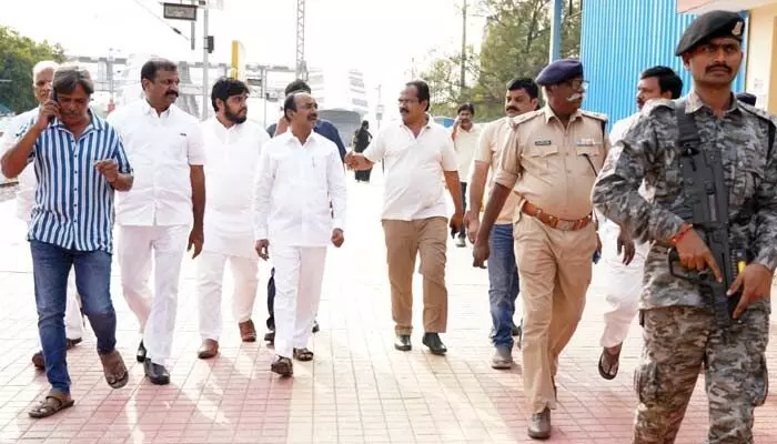 Eatala: అది తట్టుకోలేకే బీజేపీ ఎంపీలపై రాహుల్ దాడి చేశారు.. ఈటల సంచలన వ్యాఖ్యలు Eatala: అది తట్టుకోలేకే బీజేపీ ఎంపీలపై రాహుల్ దాడి చేశారు.. ఈటల సంచలన వ్యాఖ్యలు