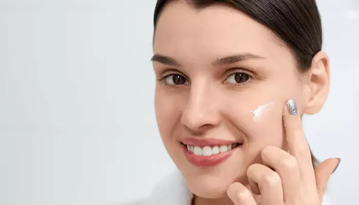 Sunscreen lotion: వింటర్లో సన్స్క్రీన్ లోషన్ కంటిన్యూ చేయొచ్చా.. స్కిన్ స్పెషలిస్టులు చెప్పేవివే? Sunscreen lotion: వింటర్లో సన్స్క్రీన్ లోషన్ కంటిన్యూ చేయొచ్చా.. స్కిన్ స్పెషలిస్టులు చెప్పేవివే?