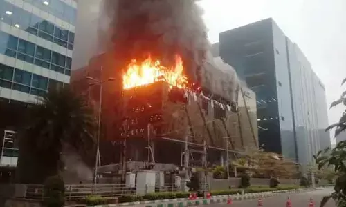 Fire Accident: నగరంలో భారీ అగ్ని ప్రమాదం.. బార్ అండ్ రెస్టారెంట్‌లో ఎగిసిపడుతోన్న మంటలు