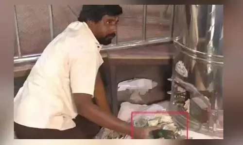 iPhone: పొరపాటు హుండీలో భక్తుడి ఐ ఫోన్..  తిరిగి ఇస్తారని వెళ్తే..
