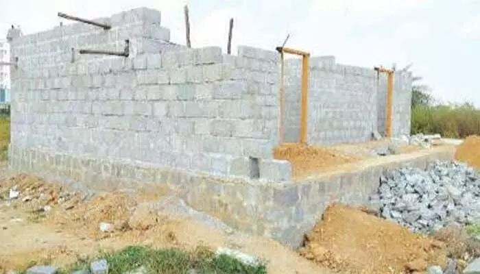 Dundigal: నోటీసులతోనే సరి..! కబ్జాకోరల్లో దూలపల్లి లింగయ్య చెరువు Dundigal: నోటీసులతోనే సరి..! కబ్జాకోరల్లో దూలపల్లి లింగయ్య చెరువు