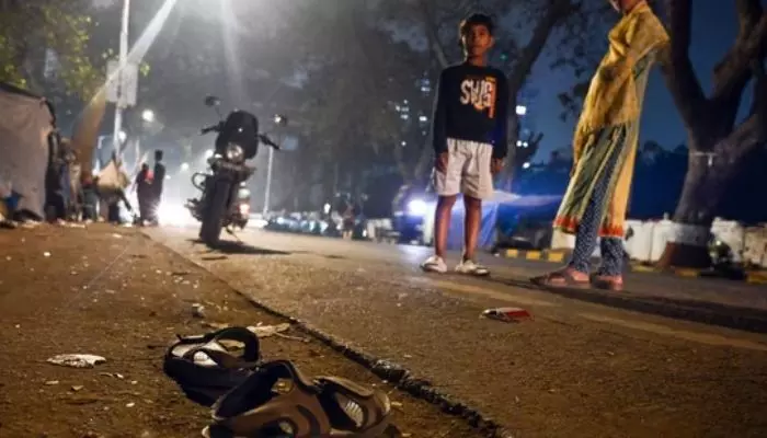 Mumbai : నాలుగేళ్ల బాలుడిపై నుంచి దూసుకెళ్లిన కారు.. కారు డ్రైవర్ ఒక టీనేజర్ Mumbai : నాలుగేళ్ల బాలుడిపై నుంచి దూసుకెళ్లిన కారు.. కారు డ్రైవర్ ఒక టీనేజర్